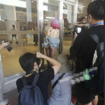 广州萤火虫漫展事件，漫展男子T拍女孩子裙底被保安现场制服惨叫