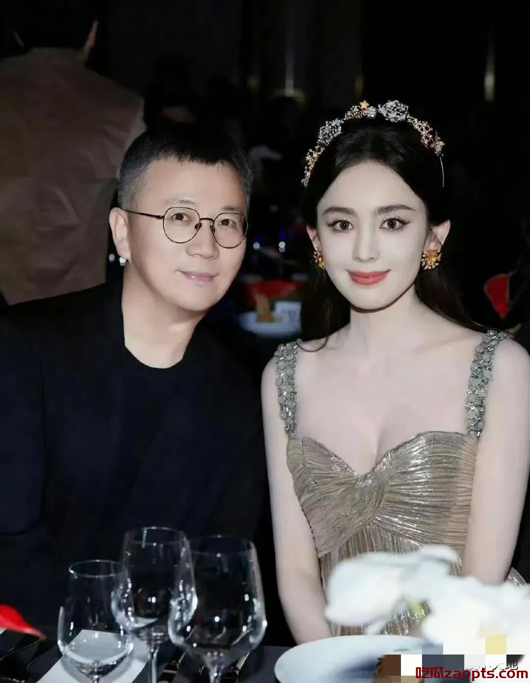 “惊爆！杨紫‘陪睡’事件男主身份终于浮出水面！