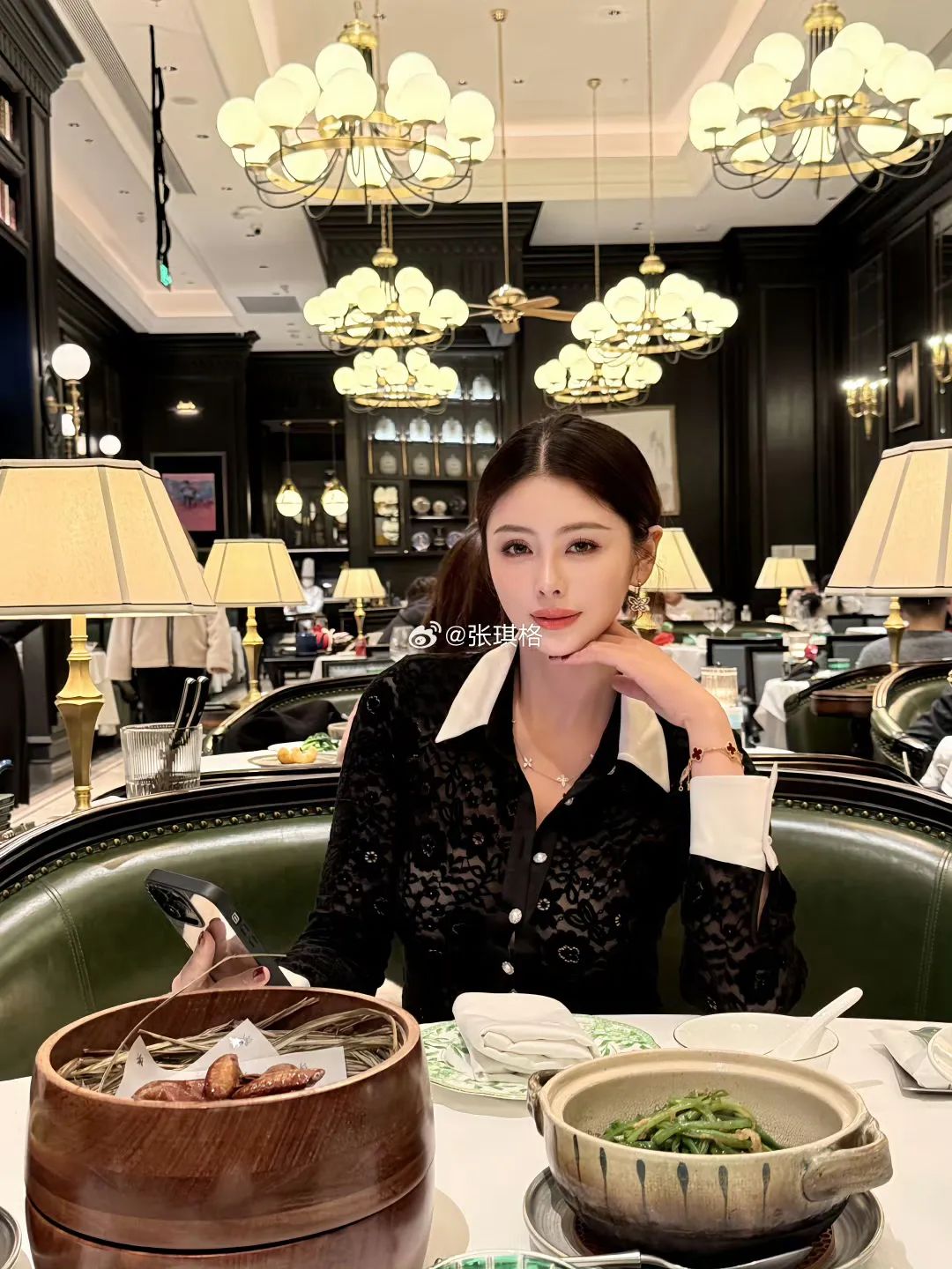 张琪格红衣搭配显露身材,网友提问:你能去外网吗?其回应:自己是要寿终正寝的!
