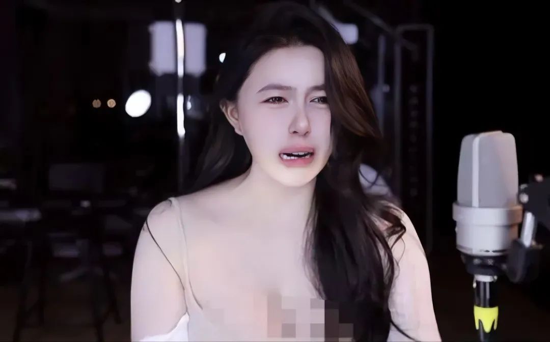女主播收礼物不办事?称自己虽是擦边主播,但也有原则,直播哭着肩带滑落,被大哥怒喷!
