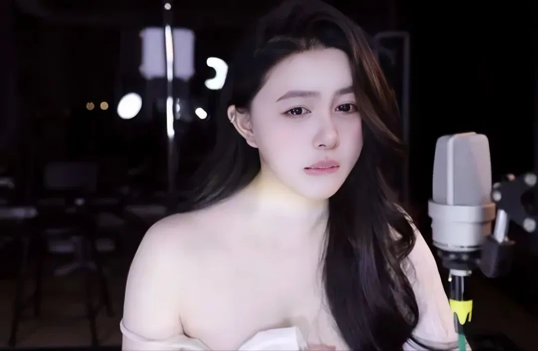 女主播收礼物不办事?称自己虽是擦边主播,但也有原则,直播哭着肩带滑落,被大哥怒喷!