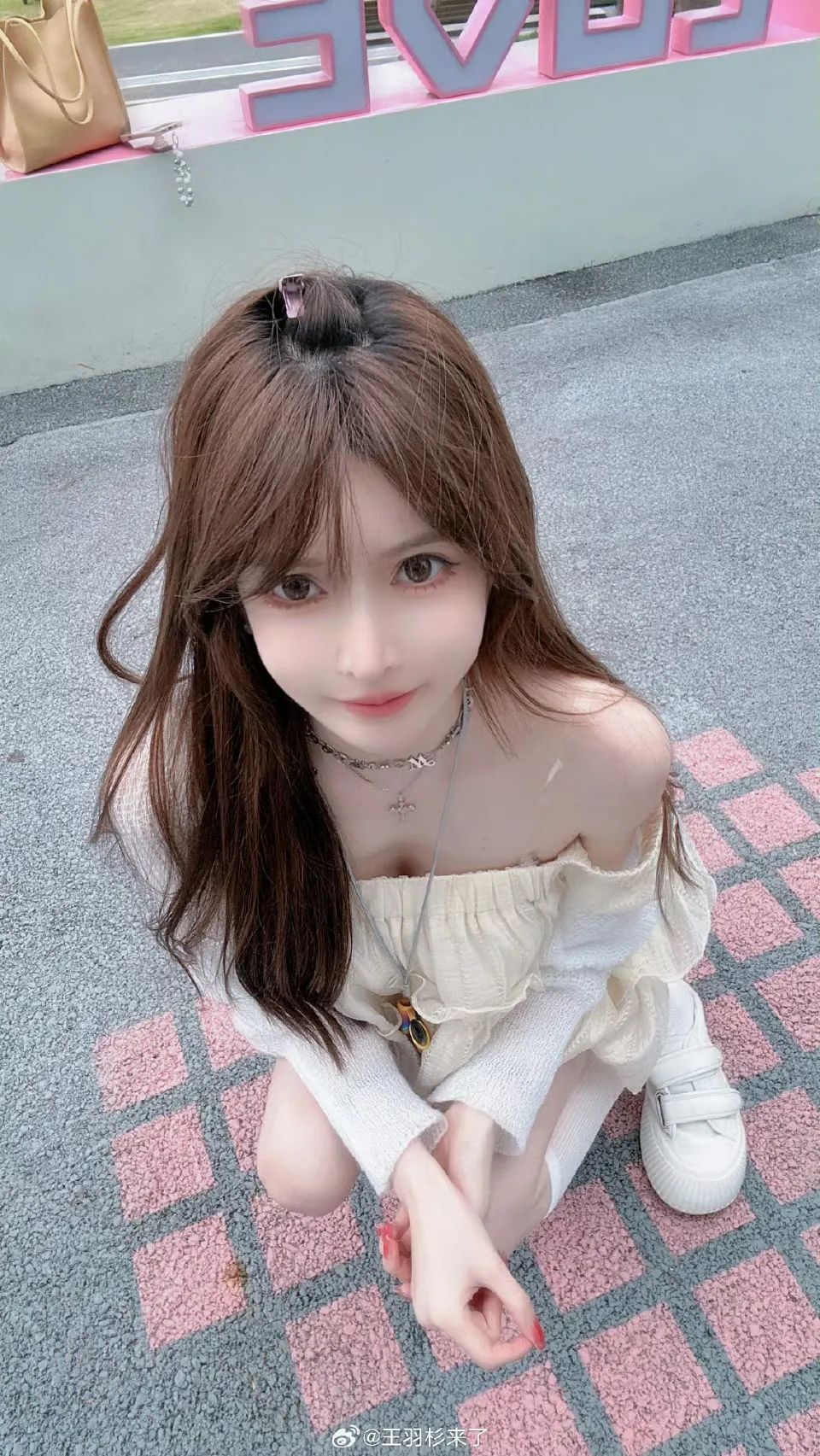 初代二次元女主播隐退多时,竟重现直播间,称直播多年,除了直播其它工作太累,回归主要是挣钱房贷!网友:真把水友当羊毛薅!