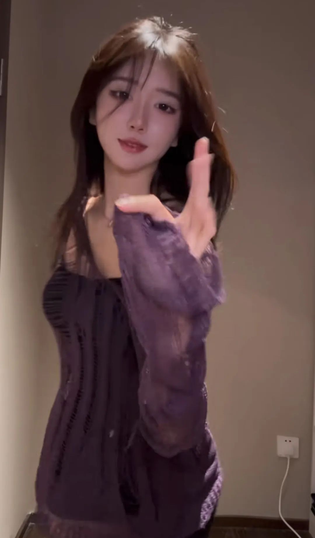 呆妹儿千万粉丝直播竟只有2千人在线观看,网友称其可以退播结婚了,其称结婚要分一半财产出去,目前不愿意!