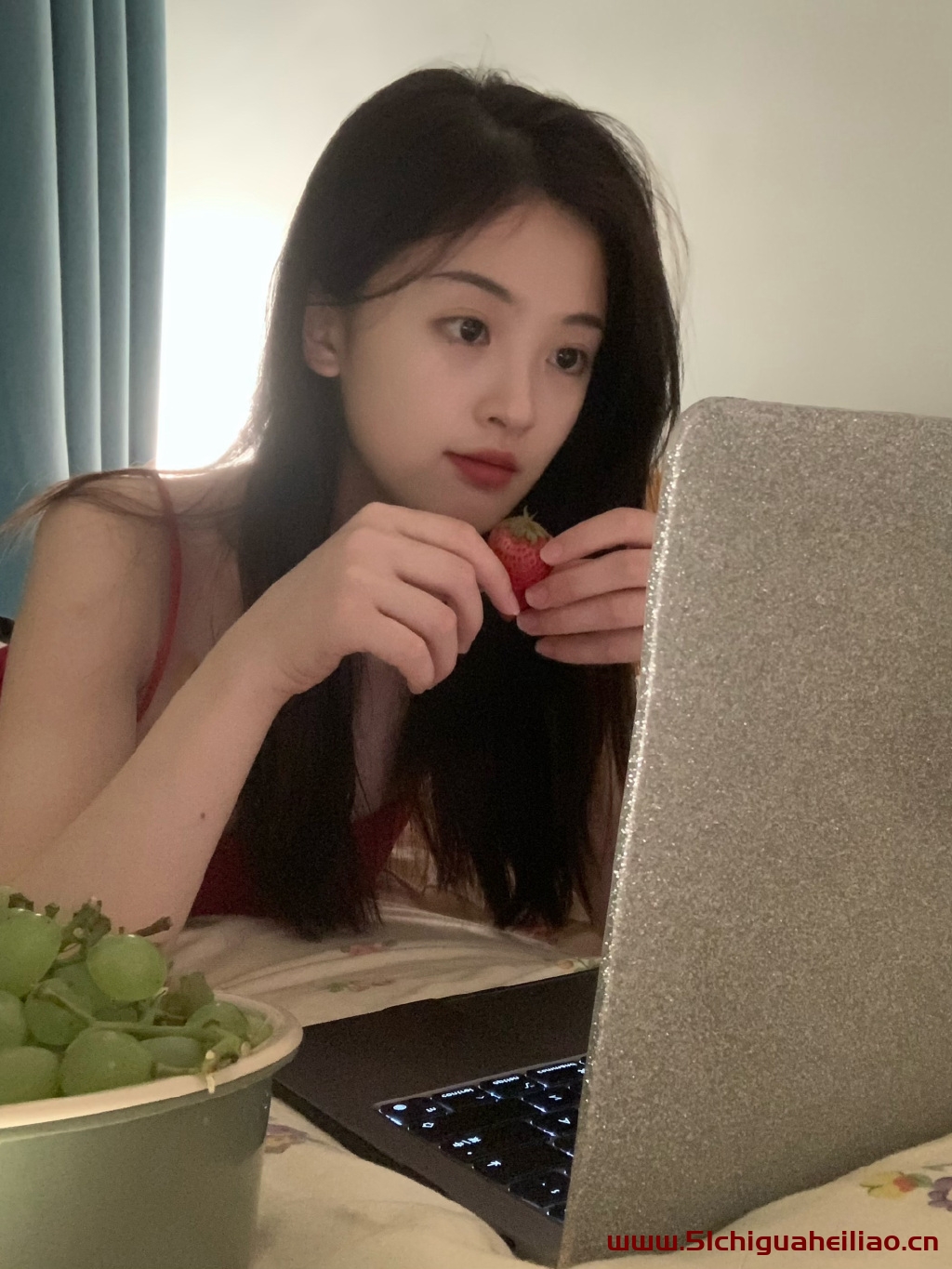 抖音超级人气网红“是只捣莓熊”私拍视频合集流出引热议