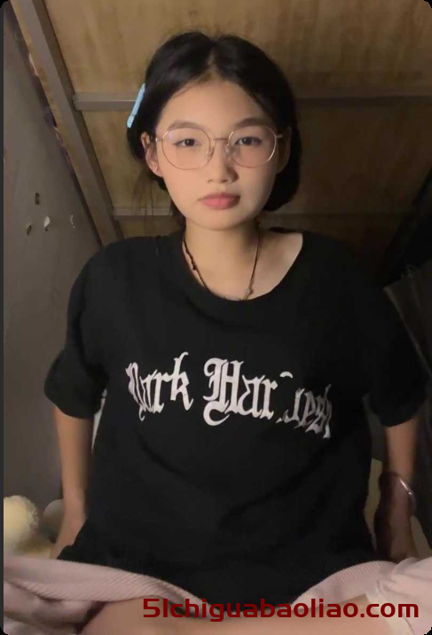 困困兔眼镜妹直播黑料曝光，文静形象瞬间崩塌