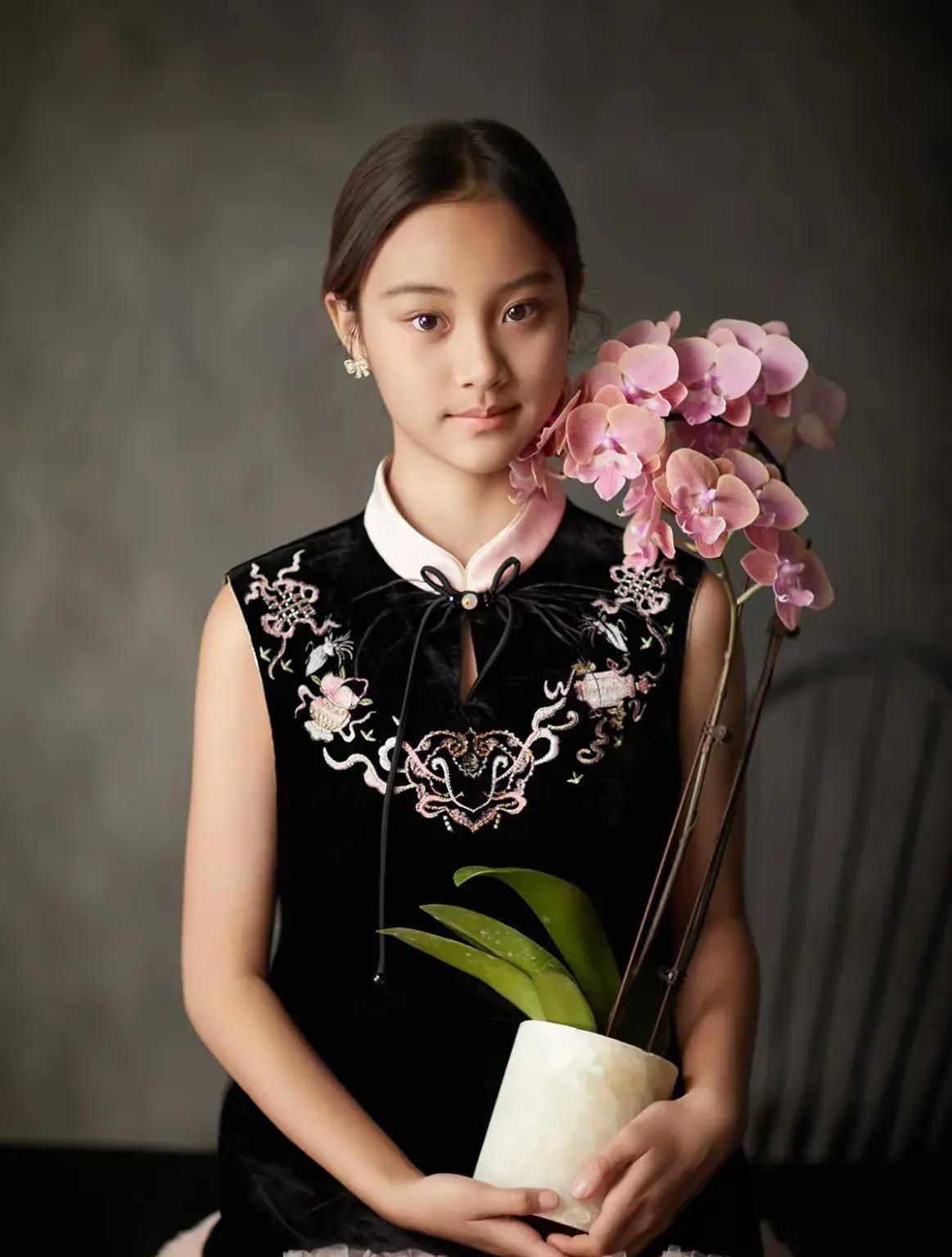 女儿十岁生日，贾乃亮晒照记录成长时刻