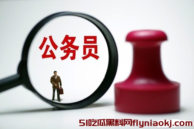 笑点在评论区!公职人员与老师之女不雅照被贴在车身上引热议